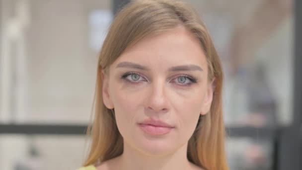 Close up de rosto chocado de loira jovem mulher - Filmagem, Vídeo