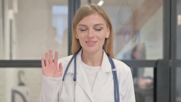 Κοντινό πλάνο του γυναικείου χεριού με τη χρήση Smart Watch - Πλάνα, βίντεο