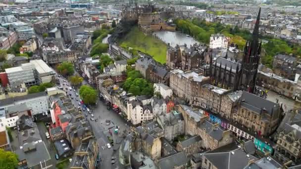 Historic castle stands on Castle Rock in Old Town Edinburgh, Scotland, UK. Old town Edinburgh is a UNESCO World Heritage. Aerial view - Footage, Video