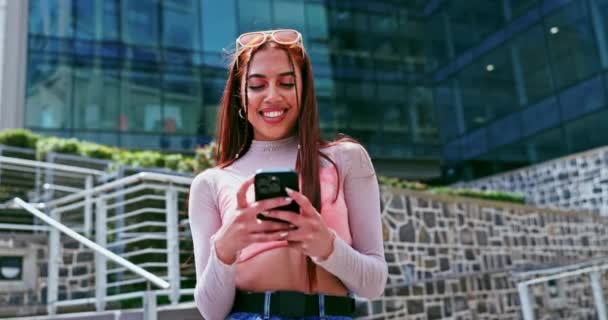 Μόδα, τηλέφωνο ή ευτυχισμένη γυναίκα στην πόλη στα μέσα κοινωνικής δικτύωσης για να συνομιλήσετε στο διαδίκτυο meme ή ιστοσελίδα για την κοινοποίηση. Εφαρμογή για κινητά, ταξίδια ή επιρροή με smile sms online, δικτύωση ή ανάγνωση ειδήσεων. - Πλάνα, βίντεο