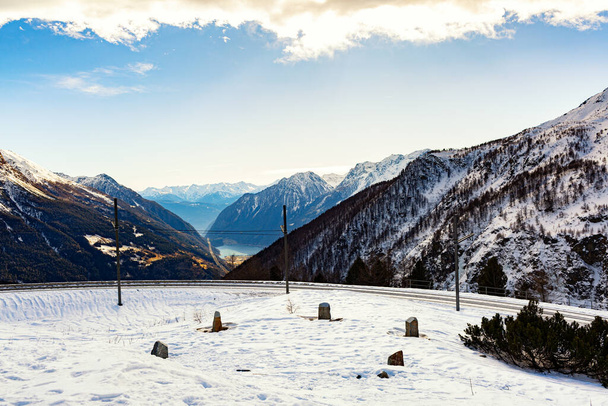 Látnivalók a hegyekre és a tóra, Bernina expressz megállóhely, Diavolezza gleccser, Svájc, Európa. - Fotó, kép