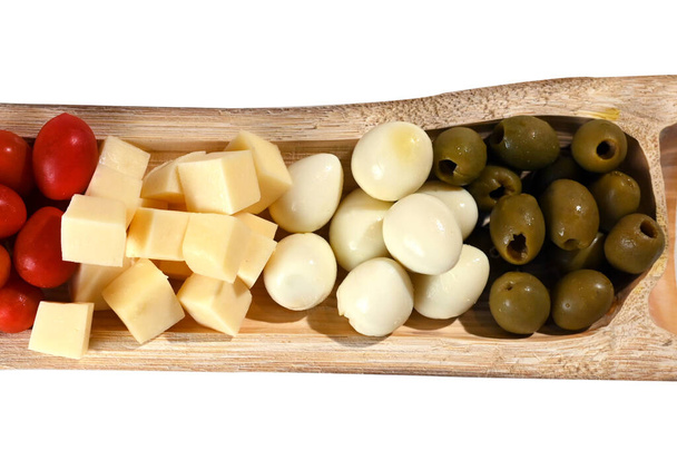 порция холодных закусок с сыром и ветчиной оливкового оливкового масла - Фото, изображение