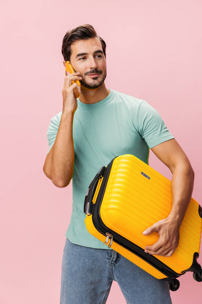 Άνδρας υπηρεσία τουριστικό κινητό τύπος ταξίδι τηλέφωνο στούντιο smartphone ενηλίκων ταξιδιώτη επιβάτη ταξιδιωτικό ξενοδοχείο χαμόγελο λευκό βαλίτσα διακοπές αεροδρόμιο αποσκευών - Φωτογραφία, εικόνα