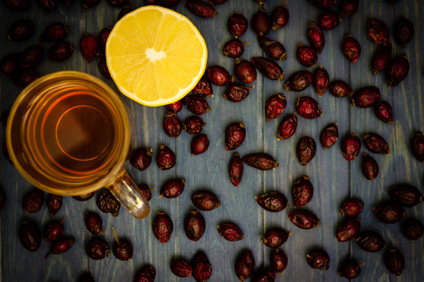 Чай из шиповника с лимоном
 - Фото, изображение