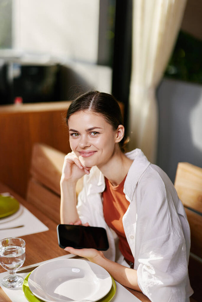 Sedící žena moderní mladý životní styl ženy bílá dáma úsměv šťastný pohár krása portrét obchodní osoba atraktivní ležérní restaurace kavárna pěkný model kavkazský veselý dospělý - Fotografie, Obrázek