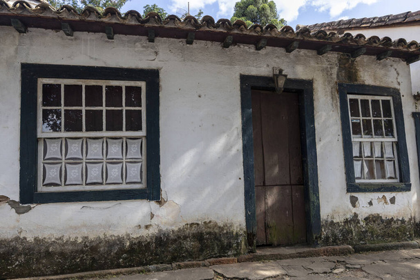 Традиционный колорит и стиль барокко в историческом городе Тирафес, штат Минас-Жерайс, Бразилия - Фото, изображение