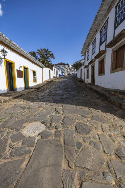 Улицы булыжника и старинные исторические дома в колониальном стиле на улицах старого и исторического города Тирадентес в штате Минас-Жерайс, Бразилия - Фото, изображение