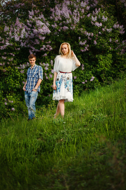 Teen couple embracing at nature - Foto, afbeelding