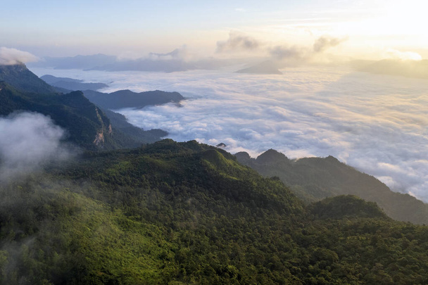 Tailandia Chiang rai "Phu chi dao" famoso paisaje de montaña amanecer para el turista - Foto, imagen