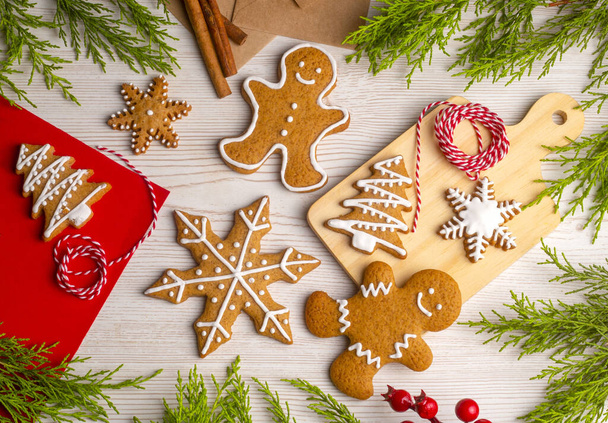 Noel ev yapımı zencefilli kurabiye, ahşap masada zencefilli ekmek adam - Fotoğraf, Görsel