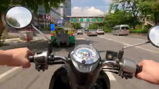 Hyperlapse motocykla jazdy w ruchu drogowym w Bangkoku, Tajlandia. POV - Materiał filmowy, wideo
