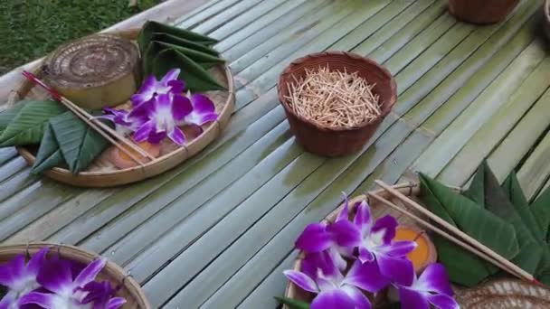 Krathong, la vela flotante hecha a mano hecha de parte flotante decorada con hojas verdes flores coloridas y muchos tipos de materiales creativos para el festival Loy Krathong en Tailandia - Metraje, vídeo