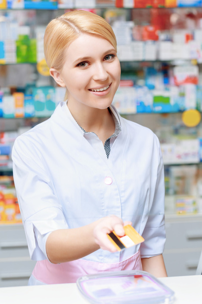 Pharmacist working at the drugstore - Fotoğraf, Görsel