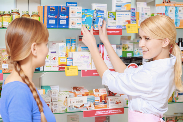 Pharmacist and a customer choosing medicine - Φωτογραφία, εικόνα