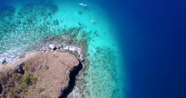 Letecký pohled na Nunsa Tiga, ostrov v 17 Island Marine Park ve východní Nusa Tenggara, Indonésie.  - Záběry, video