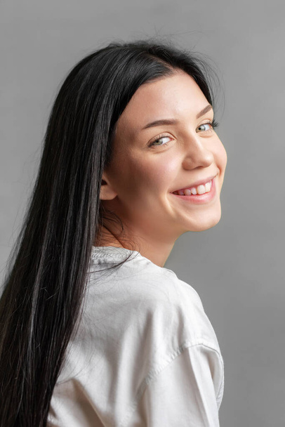 Portrait d'une adolescente souriante. - Photo, image
