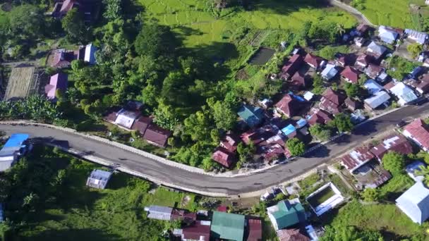 Aldeia aérea em torno de Moni Village perto do Parque Nacional Kelimutu em East Nusa Tenggara, Indonésia.  - Filmagem, Vídeo