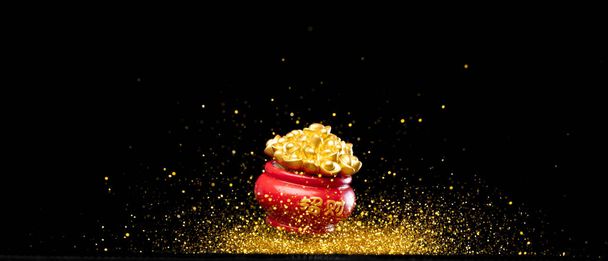 Gold Ingot Chinese Money pot fly with dust particle in air. Čínský Nový rok Yuanbao zlatý hrnec plovoucí na zlaté peníze částice písku. Jazykem je bohatá prosperita. Izolované černé pozadí - Fotografie, Obrázek