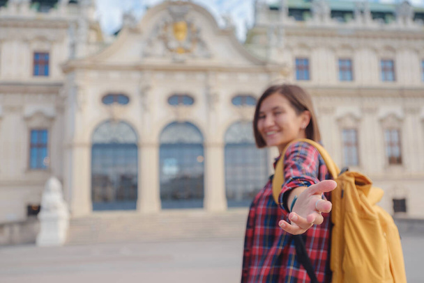 Γυναίκα τουρίστρια που ταξιδεύει στην Αυστρία, πρωτεύουσα της Βιέννης. καλοκαιρινό γυναικείο σόλο ταξίδι στην Ευρώπη, ευτυχισμένη νεαρή γυναίκα περπατώντας στο πάρκο κοντά στο Παλάτι Belvedere συγκρότημα σε στυλ Μπαρόκ. - Φωτογραφία, εικόνα