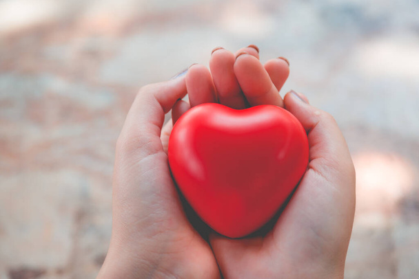 Женщина держит красное сердце использовать для фона - Фото, изображение