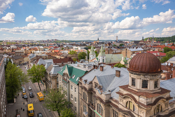 Lwów, Ukraina - maj 2021: Panoramiczny widok z lotu ptaka na Lwów - Zdjęcie, obraz