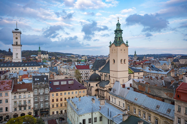 Lviv, Ucrania - abril, 2021: Vista sobre la Catedral Latina en Lviv, Ucrania desde el dron - Foto, Imagen