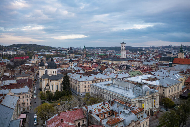 Lviv, Ucraina - Maggio, 2021: Vista aerea panoramica su Lviv dal drone - Foto, immagini