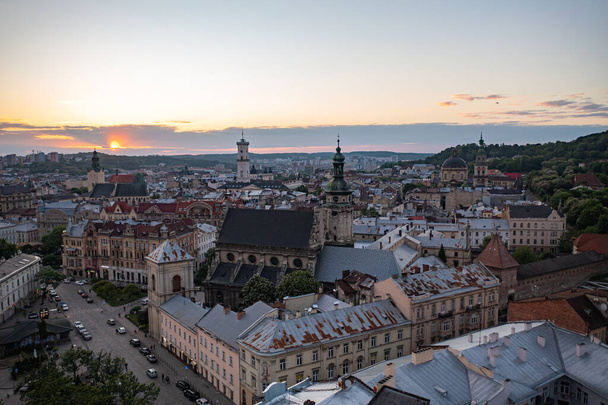 Lviv, Ucraina - Maggio, 2021: Vista aerea panoramica su Lviv dal drone - Foto, immagini