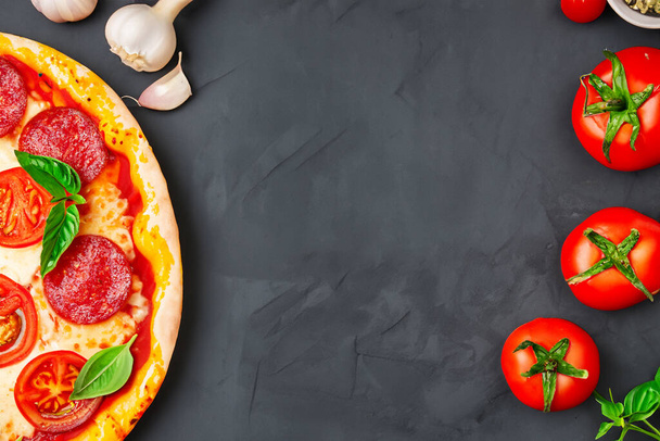 ピザか。 自家製ピザ。 おいしいピザ。 バッファローモッツァレラとバジルで作られたイタリアンマゼリータピザ. チーズ,トマトソースのピザ. ウッドオーブン。 ワールドピザデー。 2月9日。 イギリス. - 写真・画像