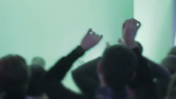 Fans genießen DJ-Set im Nachtclub, winken Hände, tanzen - Filmmaterial, Video