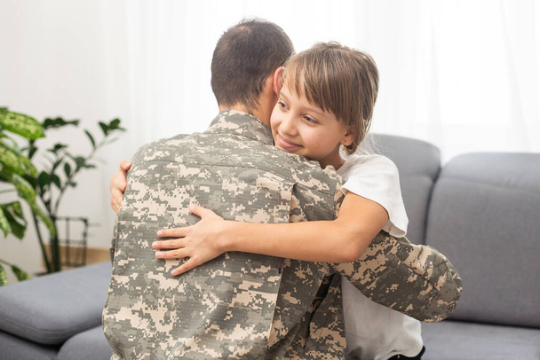 mooi klein meisje knuffelen haar militaire vader. Hoge kwaliteit foto - Foto, afbeelding