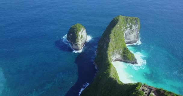 Légi kilátás Kelingking Beach és a környező sziklák Nusa Penida, Bali, Indonézia.  - Felvétel, videó