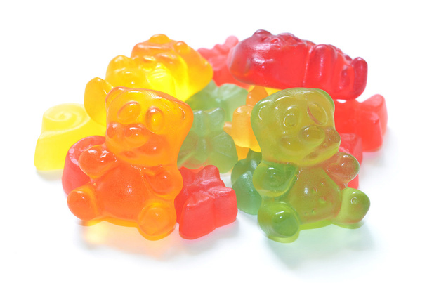 Hoop van gekleurde gummy beren geïsoleerd op wit - Foto, afbeelding