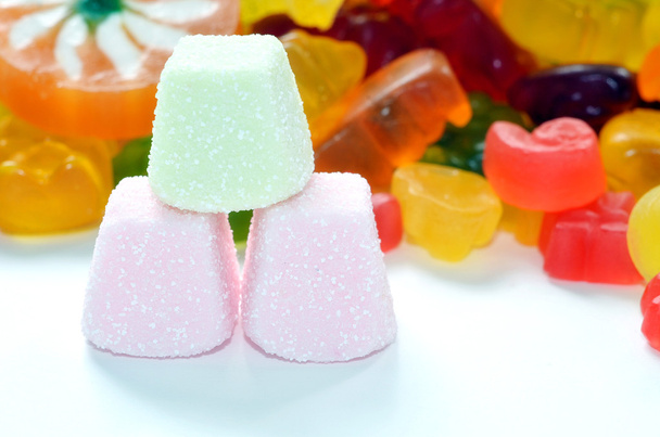 Triangolo di gelatina acida caramelle rosa, arancioni e bianche
  - Foto, immagini
