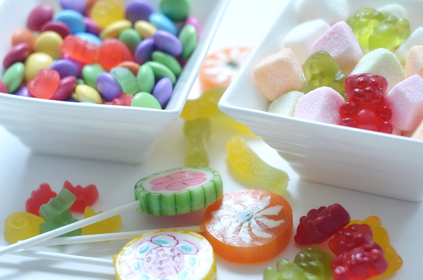 Дві миски кольорових посмішок і кислі цукерки
 - Фото, зображення