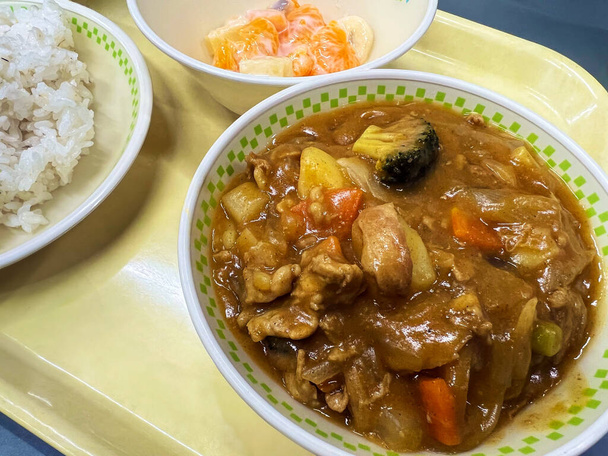 Κάρυ και ανάμεικτα φρούτα με ρύζι ως ιαπωνικό σχολικό γεύμα.  - Φωτογραφία, εικόνα