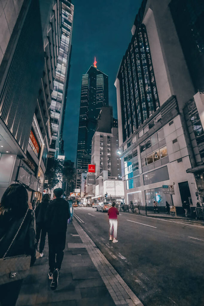 27. Dezember 2023 die belebte City Street bei Nacht mit moderner Architektur - Foto, Bild