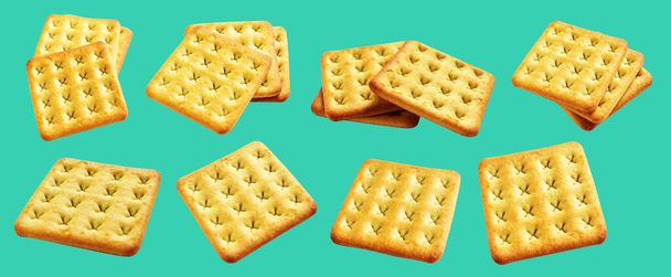 Vierkante crackers geïsoleerd of koekjes, boterkoekjes met knippad, geen schaduw in groene achtergrond - Foto, afbeelding