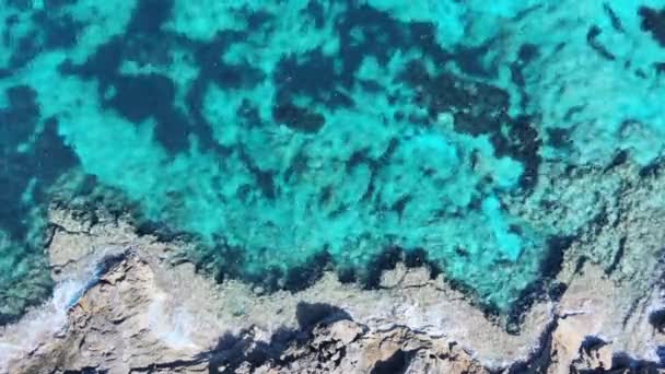 Ролик Serene lobel с прозрачным морем с оттенками зеленого и синего вдоль впечатляющей береговой линии. - Кадры, видео
