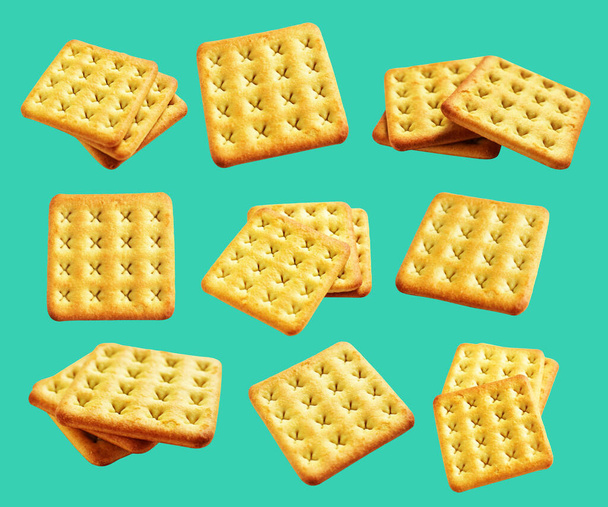 Quadratische Cracker isoliert oder Kekse, Butterkekse mit Clipping-Pfad, kein Schatten im grünen Hintergrund - Foto, Bild
