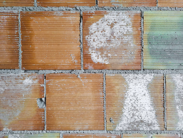 Parede de tijolo feita com tijolos ocos usados para fazer divisórias leves dentro de edifícios em um canteiro de obras italiano
 - Foto, Imagem