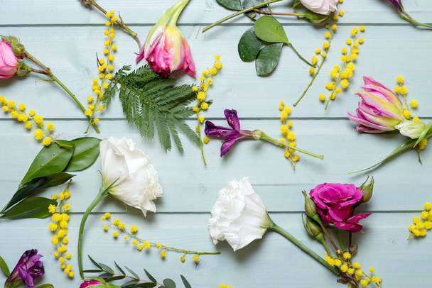 Μοτίβο λουλουδιών σε vintage φόντο ξύλου - Φωτογραφία, εικόνα