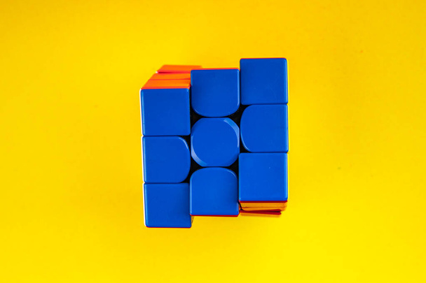 Cubo de Rubik Speedcubing conceito de jogo educacional velocidade cubing multa motor jogo cópia espaço fundo vista superior - Foto, Imagem