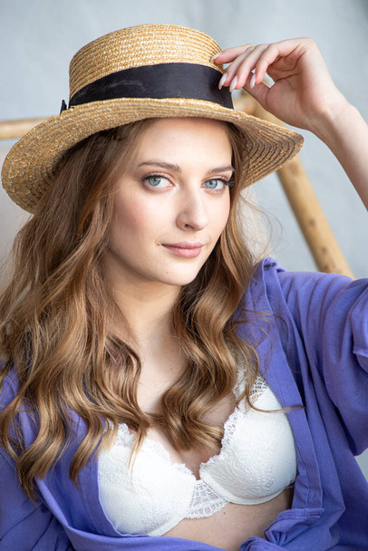 portrait d'une belle jeune femme brune coiffée d'un chapeau blanc - Photo, image