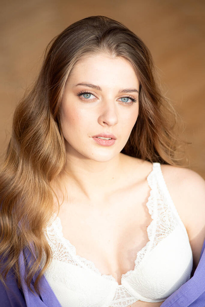 szexi fiatal nő fehér fehérnemű és kék ing - Fotó, kép