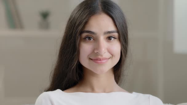 Πορτρέτο της όμορφης σαγηνευτικής εικοσαετίας σέξι γυναίκα ελκυστική εμφάνιση αραβική ισπανική πανέμορφο κορίτσι έφηβος κοιτάζοντας κάμερα ευτυχισμένη κομψή χιλιετή μοντέλο με φυσικό μακιγιάζ gloss φροντίδα της υγείας του δέρματος - Πλάνα, βίντεο