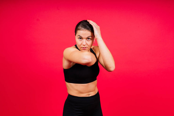 MMA-Frau in Sportuniform kampfbereit, Schutz der Frauen vor Gewalt - Foto, Bild