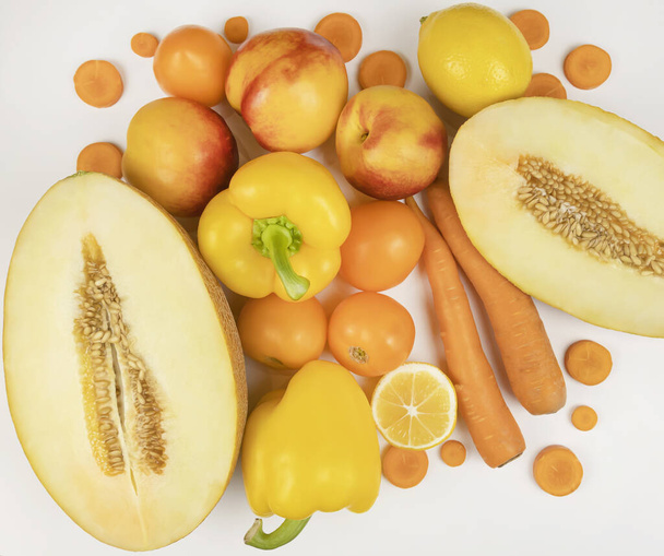 Sárga gyümölcsök és zöldségek, felülnézetből. Zöldségkeverék - Fotó, kép