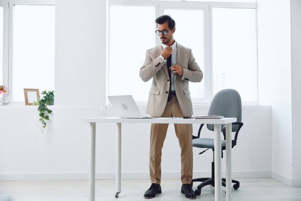 mężczyzna biznes garnitur biznesmen biuro tło zwycięzca zawód technologia laptop gestykulujące emocje krzyczeć zwycięstwo facet pracownik szczęśliwy osoba praca wykonawczy dorosły - Zdjęcie, obraz