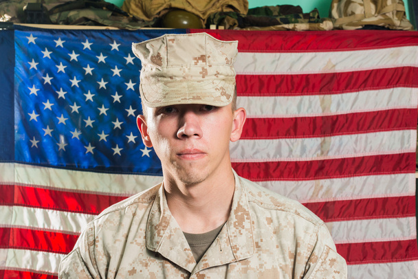 Man in militair uniform op Usa vlag achtergrond - Foto, afbeelding